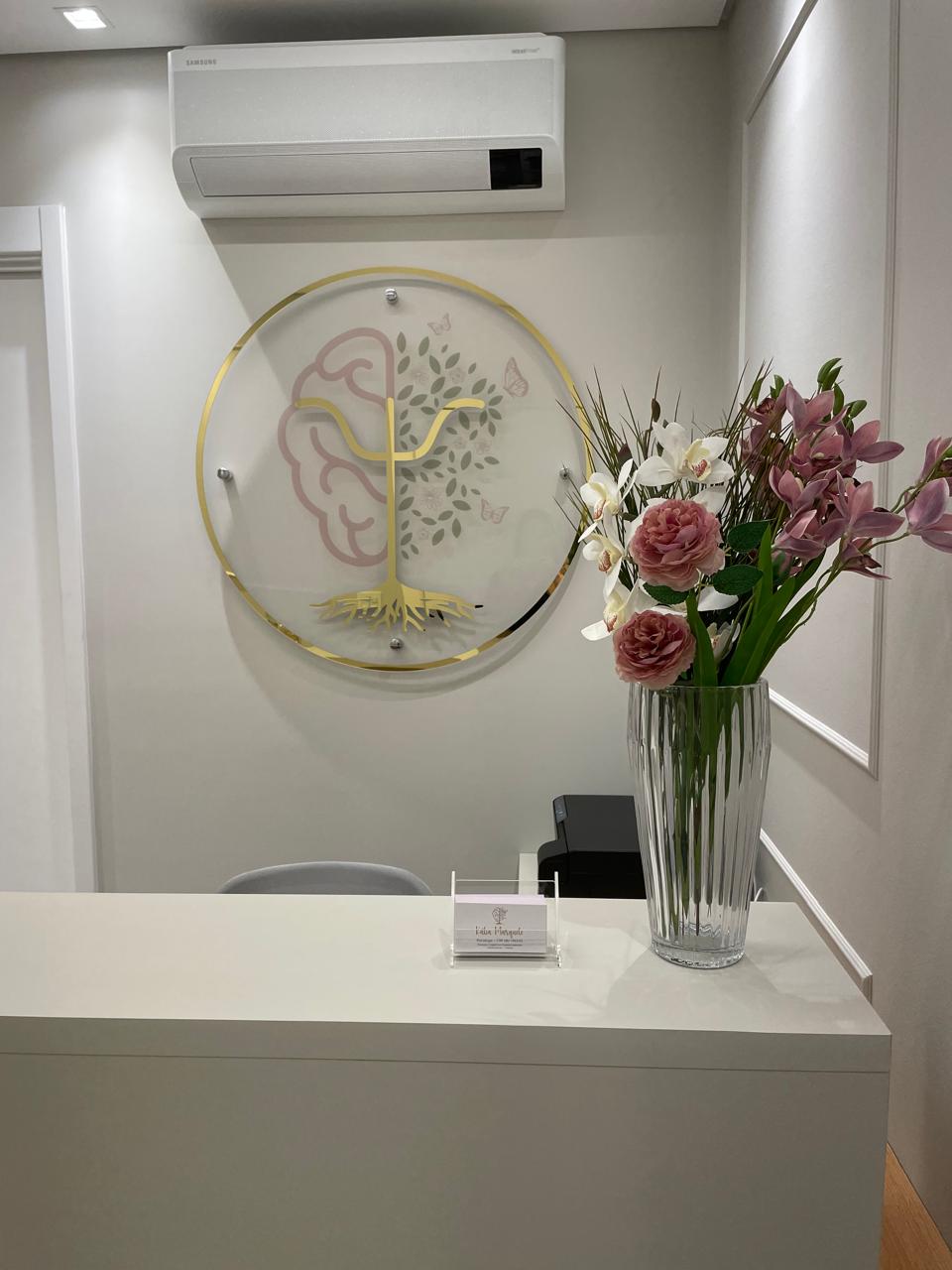 Recepção do consultório Integramente com logotipo e flores